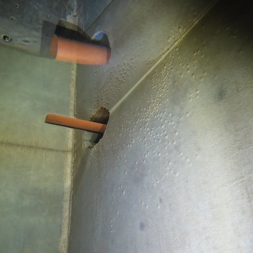 Sprinklertank-Inspektion: Betontank, 15 Jahre – Rohrschelle Kunststoff Beschichtet Sedimentablagerungen Wandansicht